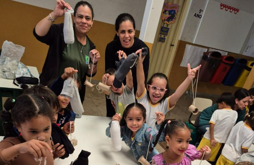 Alunos criam brinquedo para pets usando materiais recicláveis