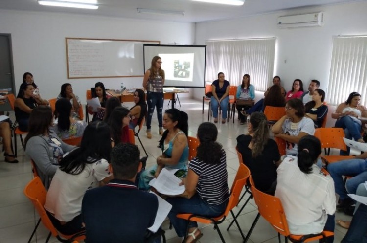 Educadores da rede municipal de ensino participam de projeto de formação continuada