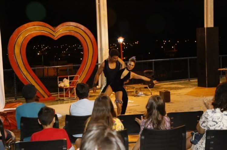 Espetáculo circense atrai público em noite festiva da Fundação Cultural