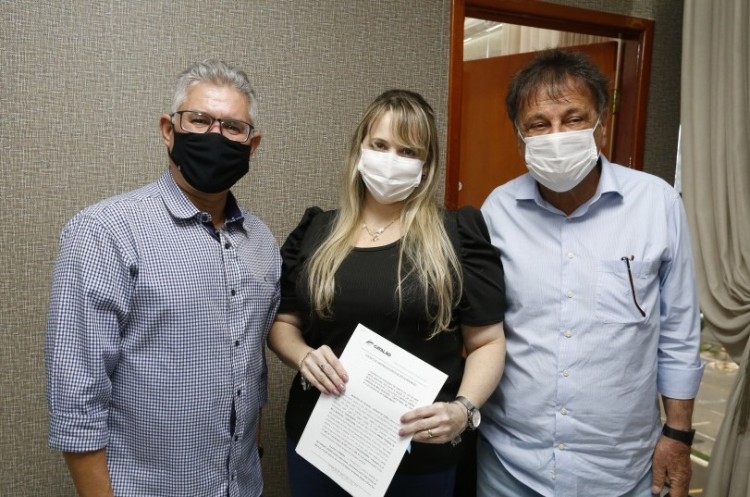 Prefeitura de Catalão entrega lotes para empresários da cidade