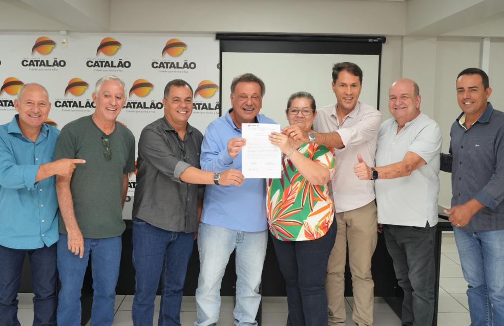 Prefeitura de Catalão beneficia 90 famílias viabilizando a entrega de escrituras de imóveis