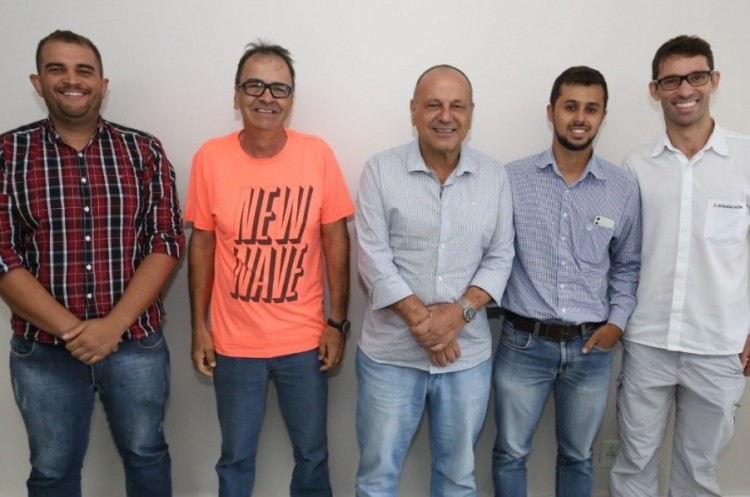 Membros de associação catalana de ciclismo são recebidos pelo Prefeito