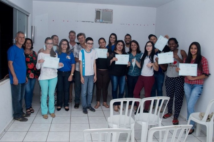 Moradores de conjunto habitacional recebem certificados de conclusão de curso