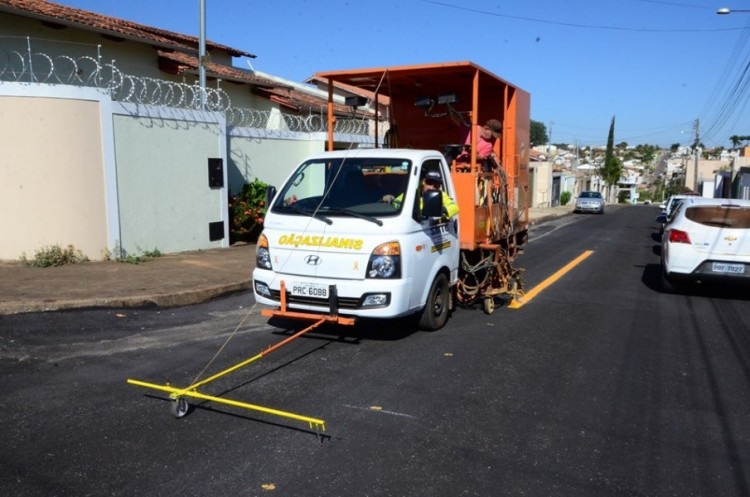 Santa Helena: após recapeamento vias do bairro recebem sinalização