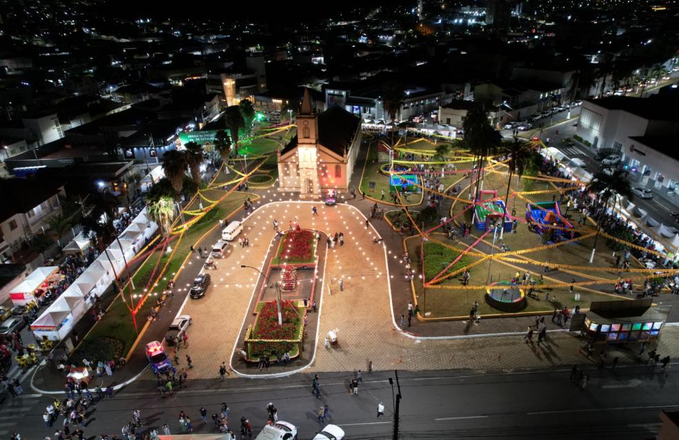 Primeira noite do Arraial da Prefeitura lota o entorno da Igreja da Velha Matriz