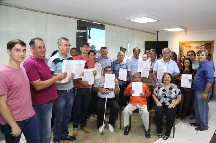 Famílias ganham posse definitiva de lotes em diferentes regiões de Catalão