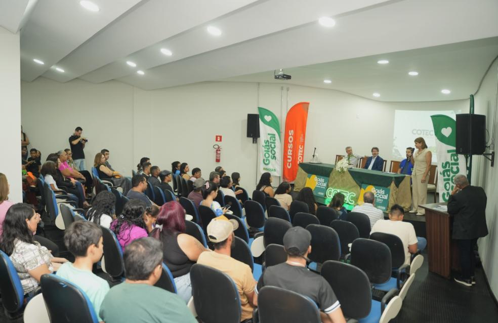 Prefeitura de Catalão e Governo de Goiás entregam certificados e benefícios do Crédito Social a 75 novos profissionais