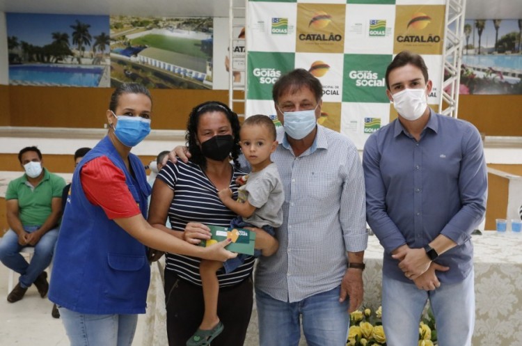 Secretaria de Promoção e Ação Social entrega cartões Mães de Goiás para mais 270 mulheres de Catalão 