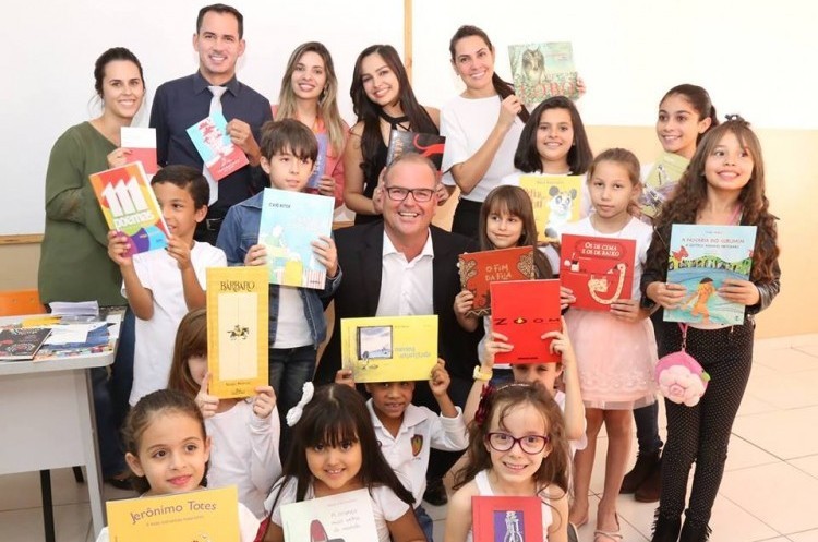 Secretaria Municipal de Educação recebe doação de livros