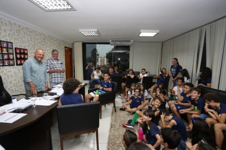 Alunos de escola particular visitam sede do Poder Executivo em Catalão