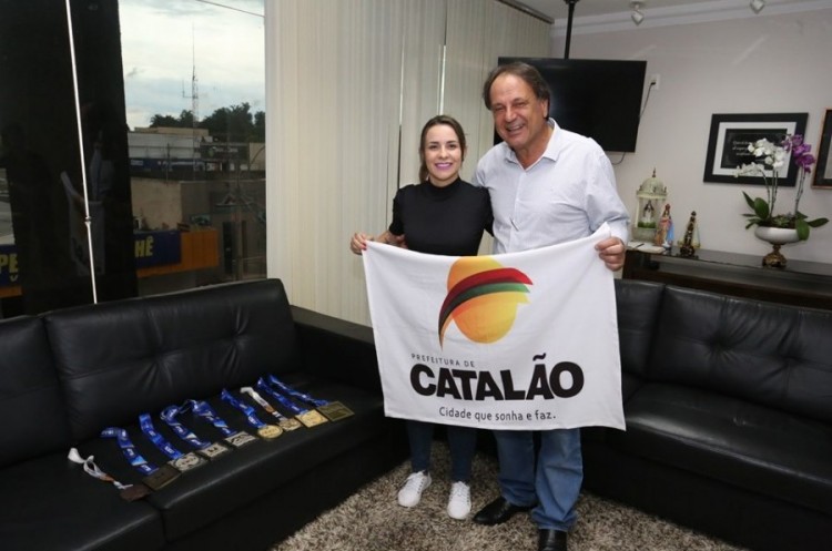 Em agradecimento a patrocínio financeiro do município ao longo deste ano, atleta catalana, medalhista de jiu-jitsu visita Prefeitura