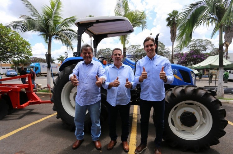 Catalão: Prefeito Adib Elias recebe benefícios para o município do senador Vanderlan Cardoso