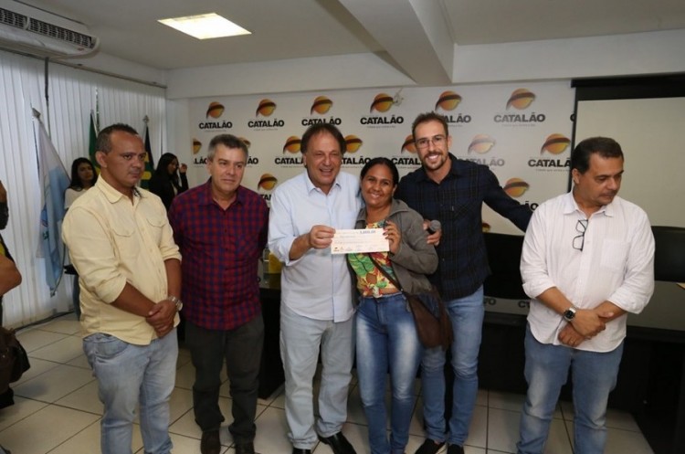 Cheques Reforma: Prefeitura conclui entrega e chega à marca de 500 famílias carentes beneficiadas 