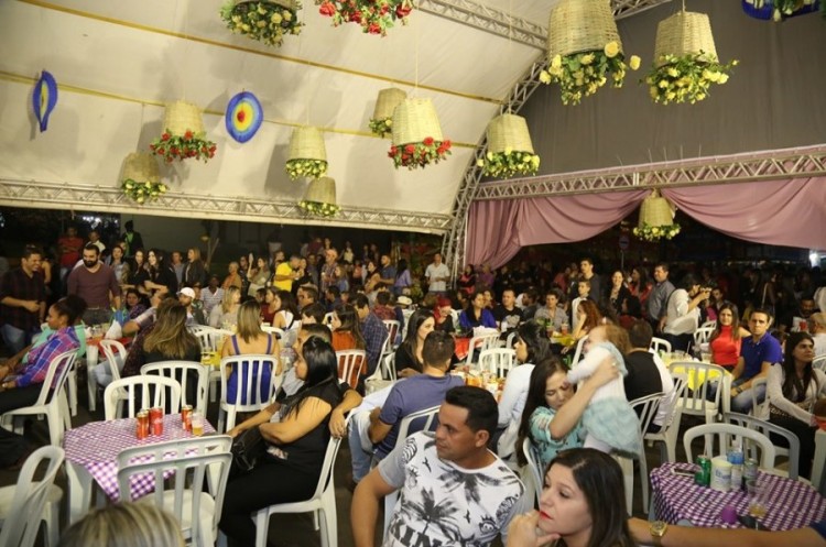 Primeira noite do Arraial da Prefeitura lota o entorno da Praça da Igreja da Velha Matriz