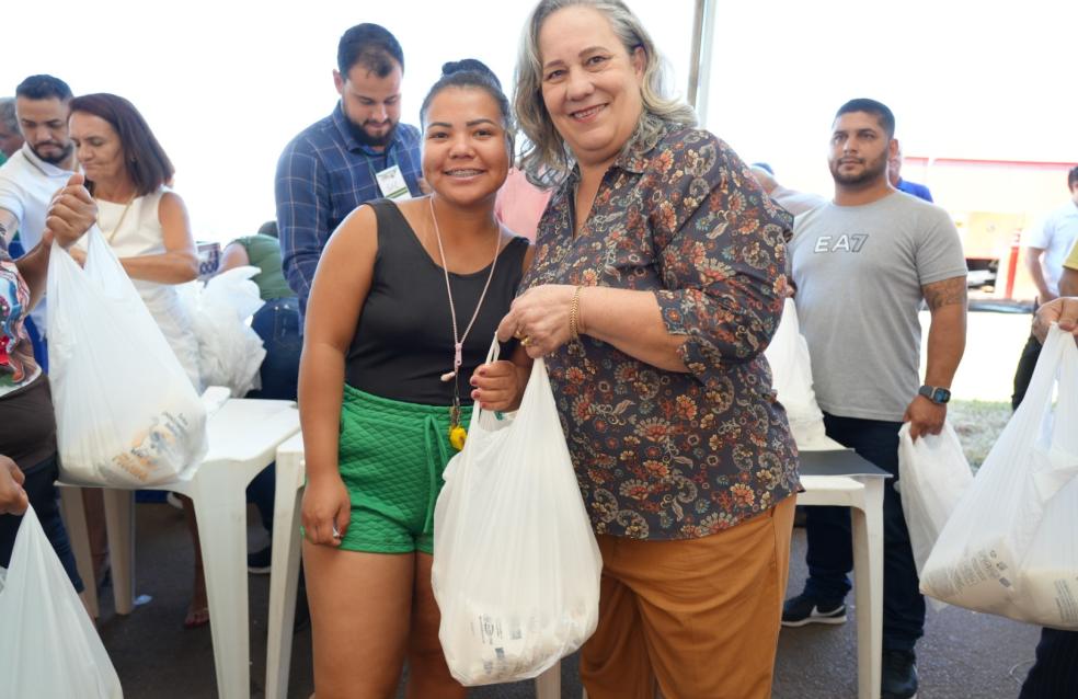 Prefeitura distribui 5 mil litros de leite no Pontal Norte