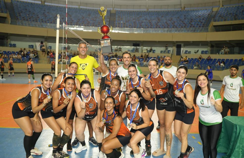 Campeão olímpico Dante acompanha as finais do Catalão Open de Vôlei