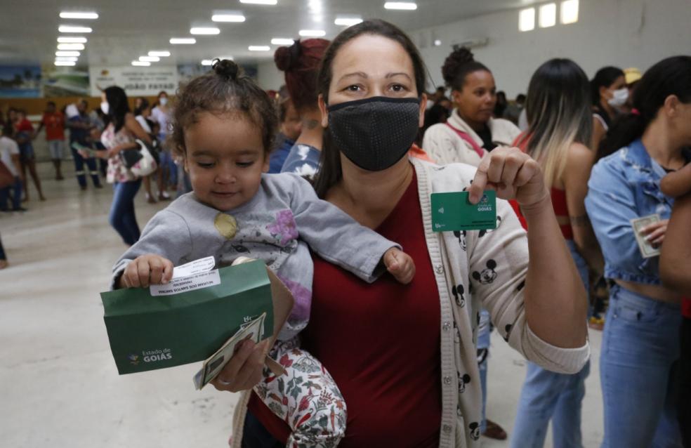 Famílias de Catalão recebem o cartão Mães de Goiás