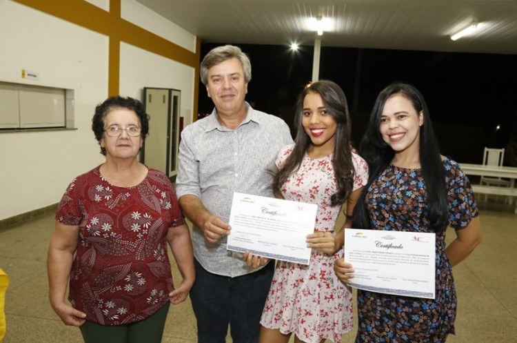 Prefeitura entrega certificados após curso gratuito de corte e costura