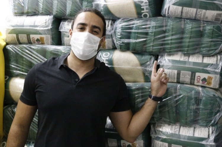 Promotor de eventos faz doação de três toneladas de arroz para Secretaria de Ação Social