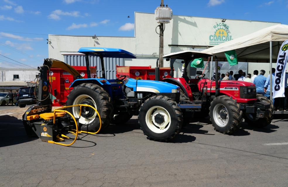 Catalão fortalece agricultura familiar com entrega de implementos e concessão de terreno