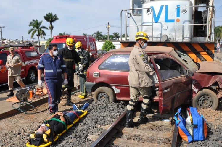 SMTC realiza batida entre carro e trem para alertar sobre os perigos no trânsito