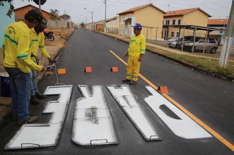 SMTC trabalha na sinalização do bairro Jardim Imperial